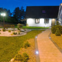 Funkčné a vkusné osvetlenie exteriéru rodinného domu