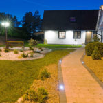 Funkčné a vkusné osvetlenie exteriéru rodinného domu
