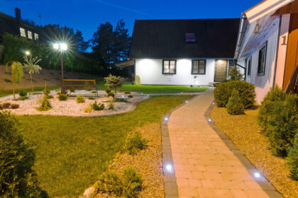 Funkčné a vkusné osvetlenie exteriéru rodinného domu