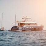 Jachta vyplávajúca z prístavu počas slnečného dňa.