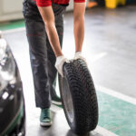 Porovnanie pneumatík počas testovania kvality.