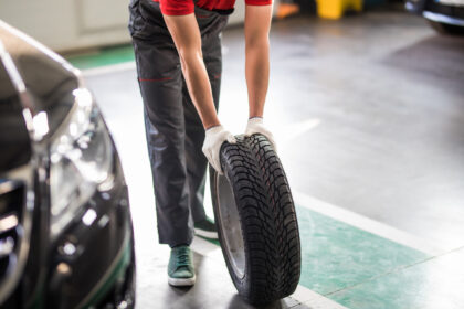 Porovnanie pneumatík počas testovania kvality.