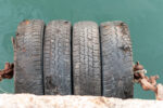 Použité ojazdené pneumatiky uložené na sebe v pneuservise