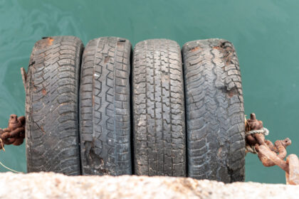 Použité ojazdené pneumatiky uložené na sebe v pneuservise