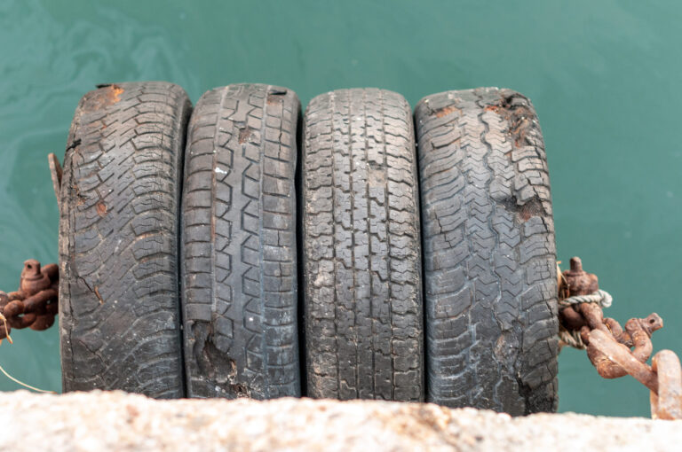 Použité ojazdené pneumatiky uložené na sebe v pneuservise