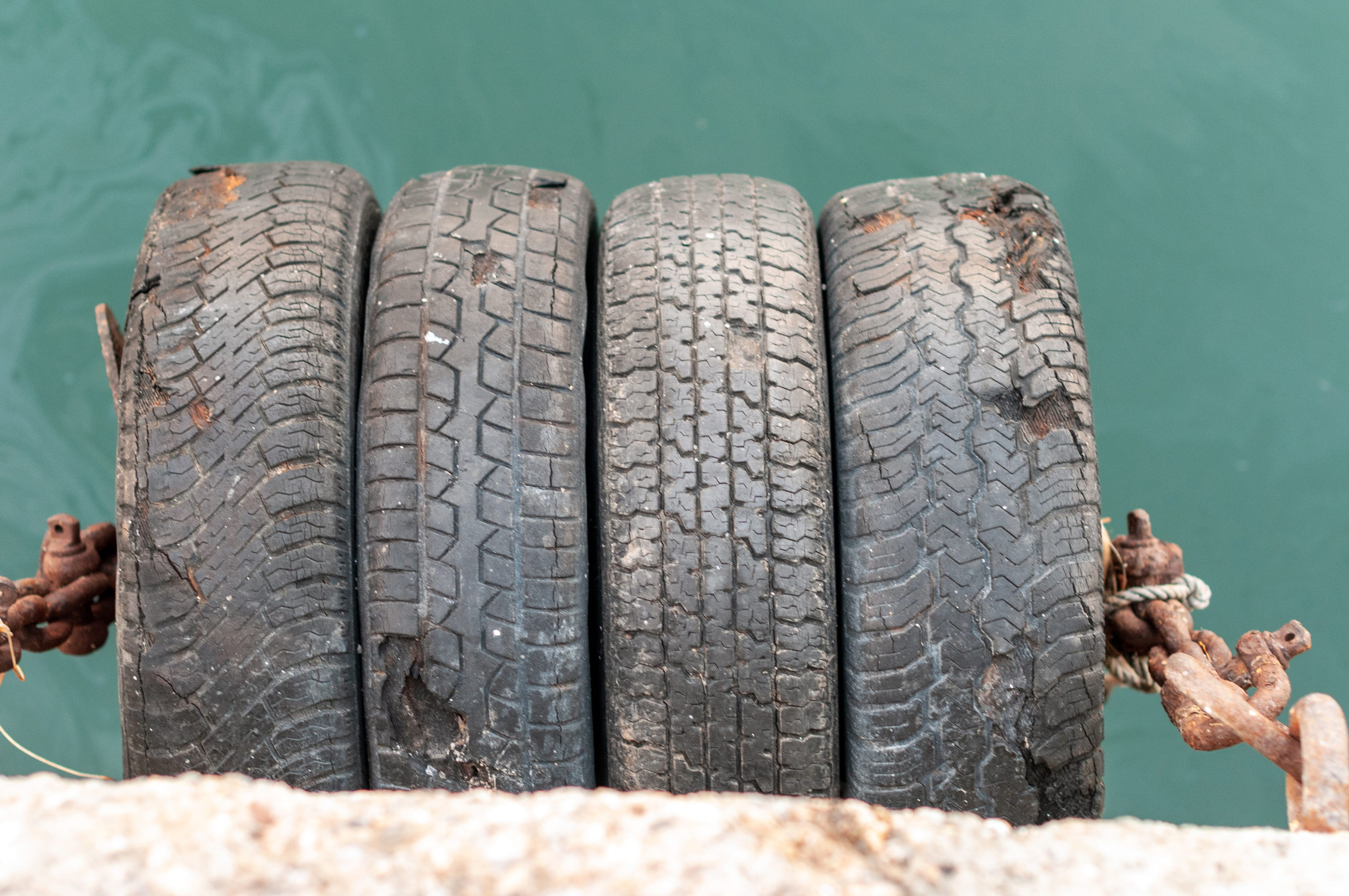 Použité ojazdené pneumatiky uložené na sebe v pneuservise